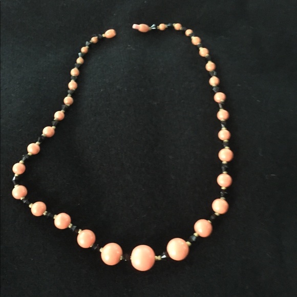 Vintage coral and jet bead necklace. - Picture 7 of 8